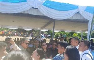 Momentum Harmonis Pemimpin dan Rakyat di Paskah Nasional, Jemaat Mengabadikan Foto Bersama Gubernur Sulut YSK